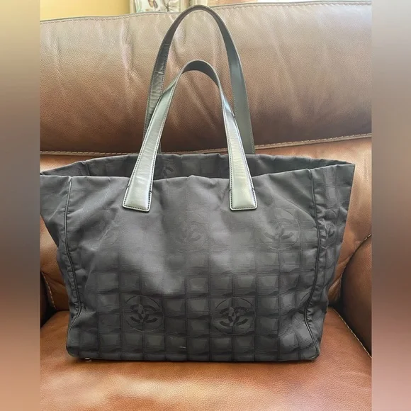 Chanel tote - Picture 2 of 10